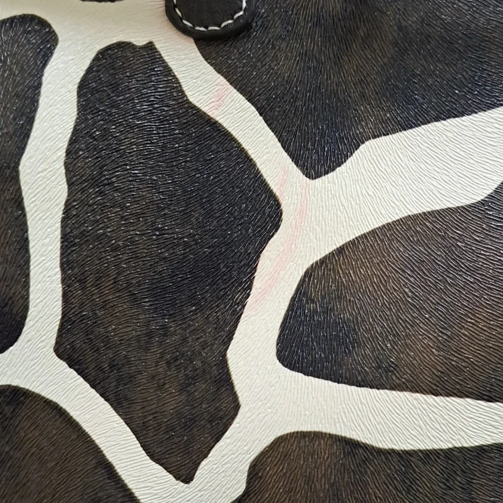 Mondo Giraffe Print Shoulder Bag. - Picture 13 of 13